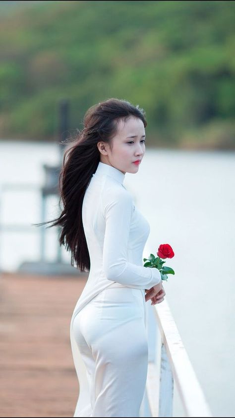 兩個(gè)女人在有風(fēng)景的海灘
