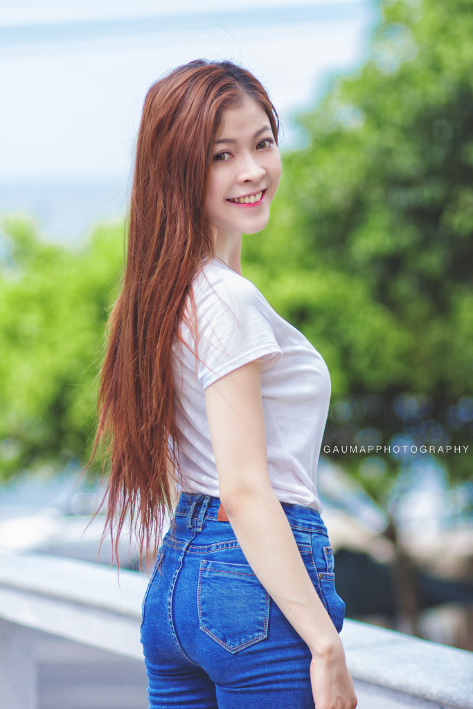 她呻吟輕喘著迎合他