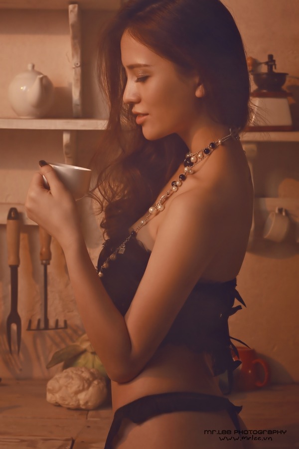 將警花吊起來(lái)蹂躪雙乳