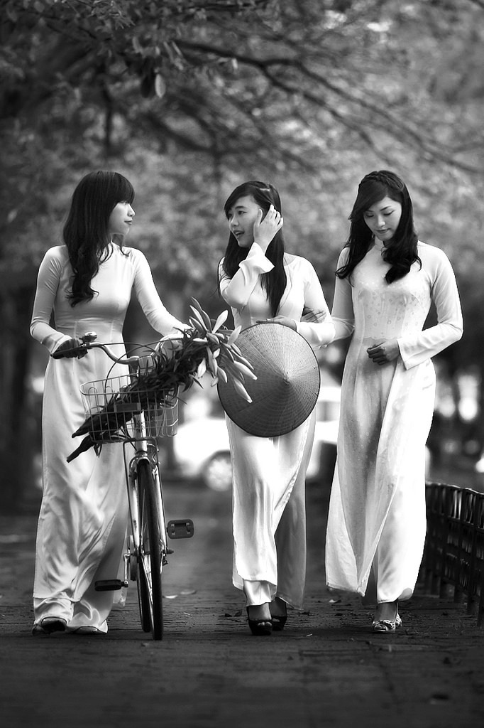 美女扒開衣服無遮擋
